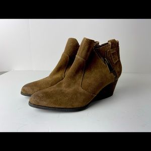 Crown Vintage tan suede ankle booties Zip detail size 7
